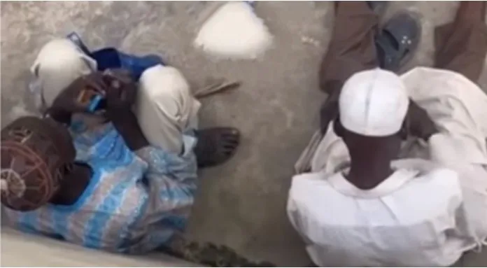 Man shocked to see two blind beggars operating phones moments after giving them money (Video)-tsbnews.com5
