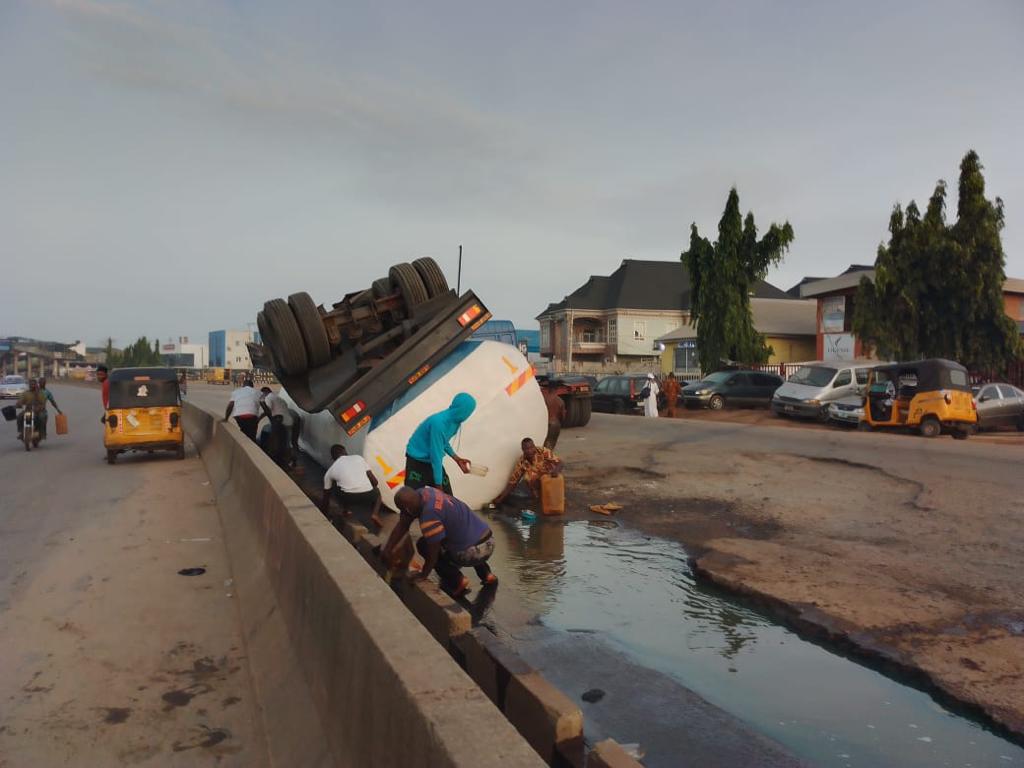 LASTMA prevents residents from scooping diesel as tanker falls along Lagos-Abeokuta expressway