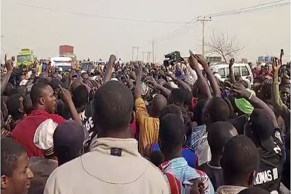 Major roads blocked as residents protest high living cost in Minna (Video)