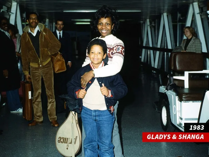 Singer Gladys Knight performing on stage